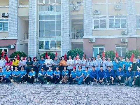 Phường Phú Diễn ra quân tổng vệ sinh môi trường, xây dựng đô thị sáng - xanh - sạch - đẹp