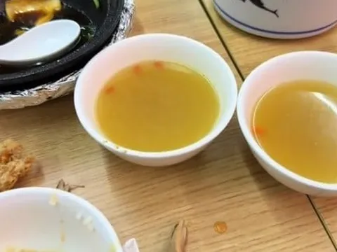 Một nhà hàng bị thực khách tố có giòi trong món súp