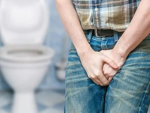 Người đàn ông đi tiểu ra giun, nguyên nhân khiến chuyên gia cũng sốc