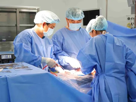 Vinmec Cần Thơ cứu bé gái 15 tuổi mang khối u buồng trứng 25cm, bảo toàn khả năng sinh sản