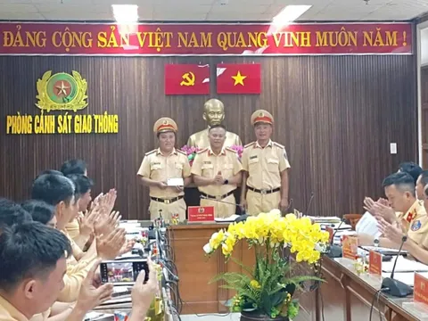 Khen thưởng tổ CSGT phát hiện tài xế dương tính ma túy trên đường phố Đà Nẵng