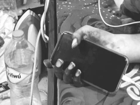 Phát hiện nam thanh niên 31 tuổi tử vong trong phòng, trên tay cầm điện thoại đang sạc