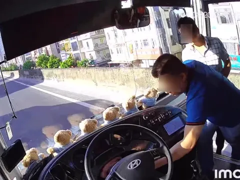 Tài xế ô tô con lao lên xe khách rút chìa khóa rồi bỏ đi, mặc kệ 40 hành khách giữa trời nắng nóng