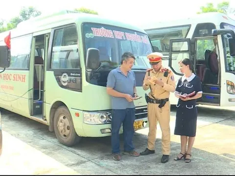 Chủ động bảo đảm an toàn trên xe ô tô đưa đón học sinh