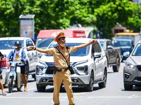 Hà Nội: Cảnh sát giao thông căng mình điều tiết, phân luồng giao thông giữa thời tiết nắng nóng đỉnh điểm