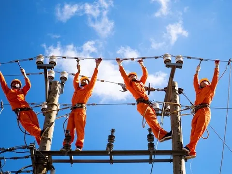 Miền Bắc nắng nóng như "thiêu như đốt" gần 40 độC, "ngốn" điện cao chưa từng có