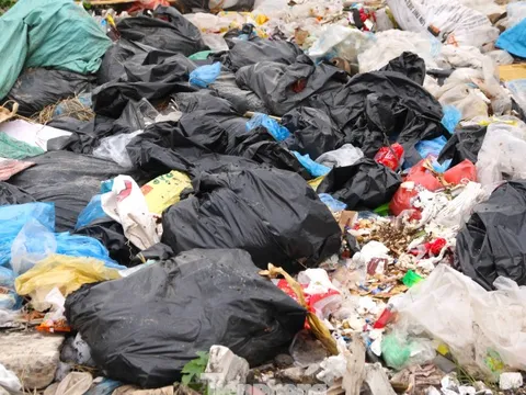 Đi đổ rác, người đàn ông bất ngờ phát hiện vật nguy hiểm vội báo và giao nộp cho công an