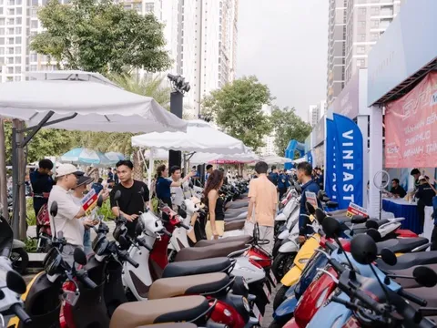 “Đổi xăng lấy điện” sôi động ở 3 miền: Cả nhà rủ nhau lên đời xe điện