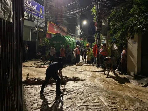 Hà Nội: Bùn nhão phun trào trong đêm tại ngõ Núi Trúc