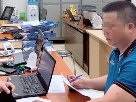 Khẩn trương xác minh người đàn ông rút chìa khóa xe khách trên Vành đai 3