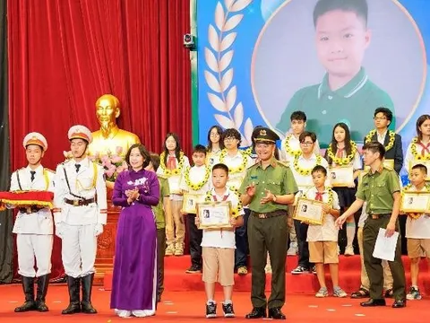 Công an Hà Nội tuyên dương 834 học sinh tiêu biểu, xuất sắc