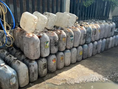 Phát hiện 13 tấn dầu ăn đã qua sử dụng chuẩn bị tuồn vào công ty