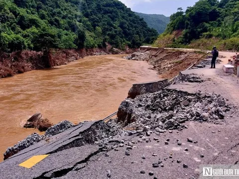 Xuất hiện hàng chục điểm sạt lở nghiêm trọng ở tuyến đường vào xã biên giới Nghệ An