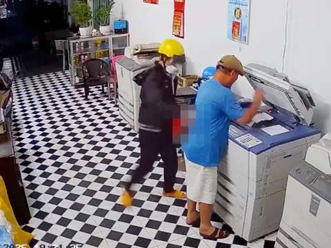 Bắt nam thanh niên xin tiền không thành, rút dao đâm chủ tiệm