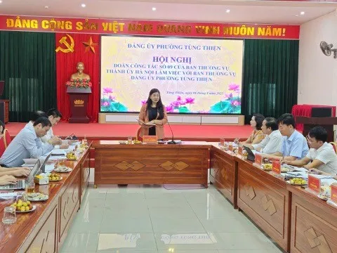 Chủ tịch Ủy ban MTTQ Việt Nam thành phố Hà Nội Nguyễn Lan Hương làm việc tại phường Tùng Thiện