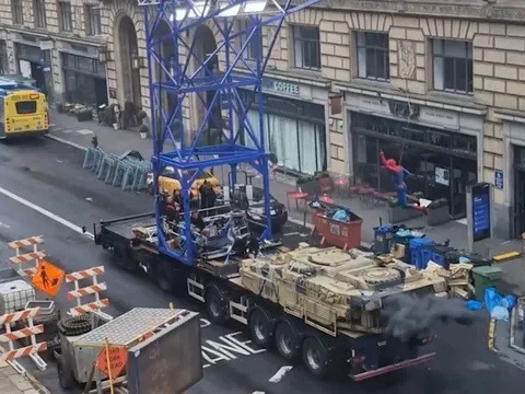 Hé lộ cảnh đuổi bắt ngoạn mục của Người Nhện ngay trên phố