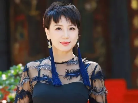 Mẹ vợ hot nhất làng bóng khoe chân dài cực phẩm