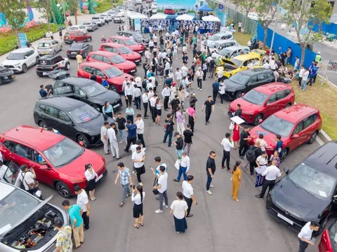VinFast bàn giao lô xe Limo Green đầu tiên cho khách hàng