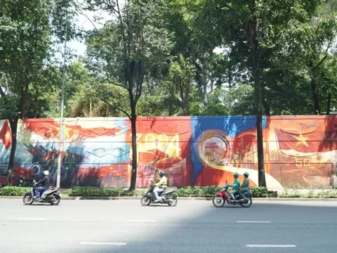 Điều đặc biệt về con đường bích họa dài 300m tái hiện lễ diễu binh dịp đại lễ 30/4
