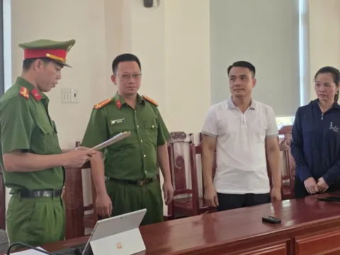 Làm điều sai trái, Hiệu trưởng và nữ giáo viên bị khởi tố