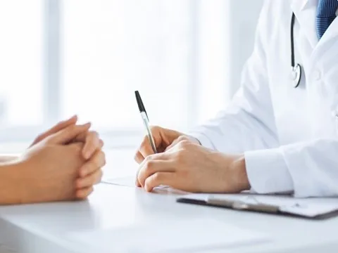 Người phụ nữ bụng to như mang bầu, đi khám, bác sĩ phát hiện "bí mật" đáng sợ