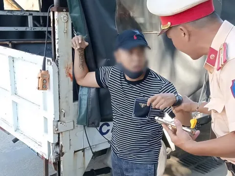 Khách "ngáo đá" đe dọa, tài xế Grab lái xe vào chốt CSGT cầu cứu