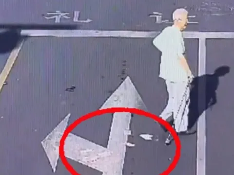 Băng qua đường, cụ ông làm rơi hết số tiền 7 triệu đồng lương hưu