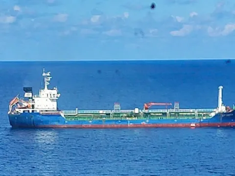 Khẩn cấp cứu nạn thành công 20 thuyền viên tàu chở dầu gần 8000 tấn của Việt Nam bị cháy