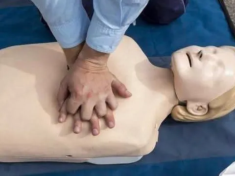 Cứu trẻ đúng cách khi bị đuối nước, đừng dốc ngược