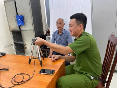 Công an xã Ứng Thiên hỗ trợ thực hiện đổi thẻ đảng cho toàn đảng viên