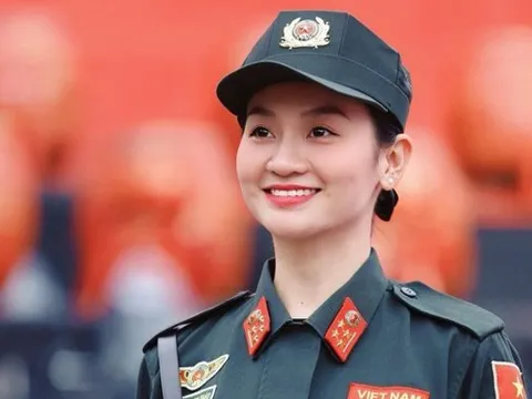Nữ Đại uý quật ngã "quái xế" trên Hồ Gươm, hình ảnh đời thường gây bất ngờ