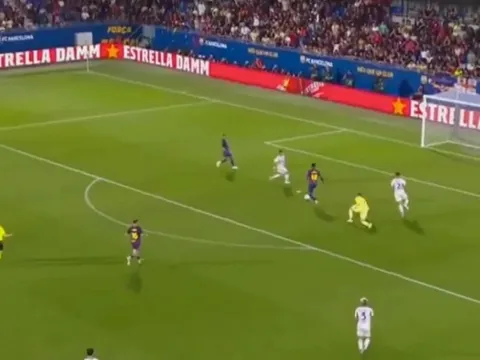 CĐV chế giễu Rashford sau pha bỏ lỡ khó tin trước khung thành trống