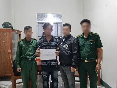 Đồn Biên phòng Rạch Gốc bắt đối tượng truy nã đang lẩn trốn trên tàu cá