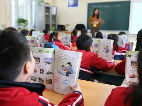 Sách giáo khoa cho năm học mới: Gấp rút ra soát, chỉnh sửa sau sáp nhập tỉnh, thành