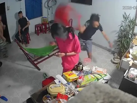 Anh trai dùng ghế nhựa đánh tới tấp vào đầu em gái, công an vào cuộc