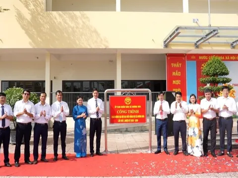 Xã Dương Hòa gắn biển công trình chào mừng Đại hội Đảng các cấp