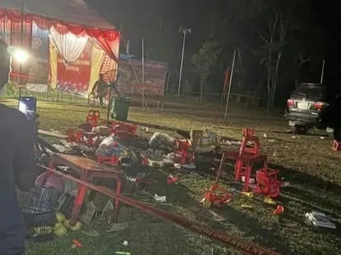 Phó Bí thư xã lùi xe tông vào đám đông đang xem ca nhạc, 1 bé trai tử vong