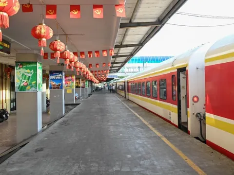 Đoàn tàu du lịch chất lượng cao Hà Nội - Đồng Hới chính thức lăn bánh