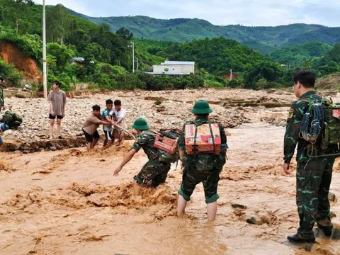 Chùm ảnh: Ấm áp tình quân dân trong vùng lũ