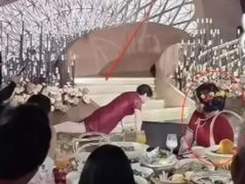 Đang tổ chức đám cưới, mẹ chú rể có hành động "lạ" khiến quan khách đỏ mặt