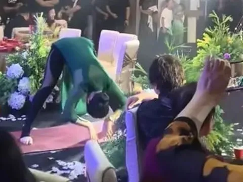 Giữa đám cưới, mẹ chú rể làm một việc khiến gia đình cô dâu "ngượng đỏ mặt"