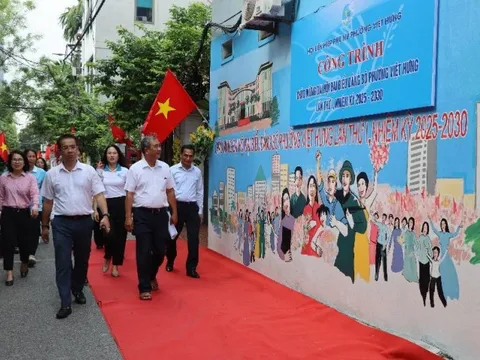 Hội LHPN phường Việt Hưng ra mắt 2 mô hình đoạn đường bích họa, cờ hoa chào mừng Đại hội