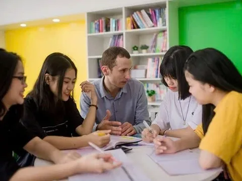 Áp dụng quy định mới với giáo viên dạy học bằng tiếng nước ngoài