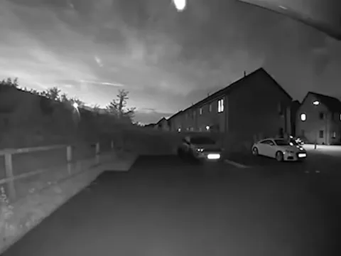 Bị đánh thức lúc nửa đêm, cô gái tái mặt khi xem lại camera