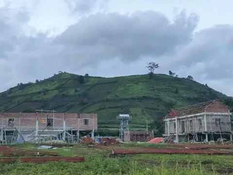 Về một nhà rông bê tông bị tạm dừng thi công