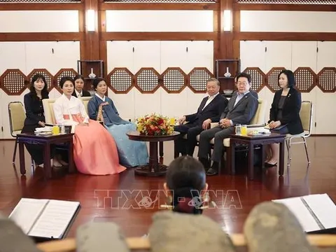 Chùm ảnh: Tổng Bí thư Tô Lâm và Phu nhân dự tiệc trà và thưởng thức nghệ thuật truyền thống