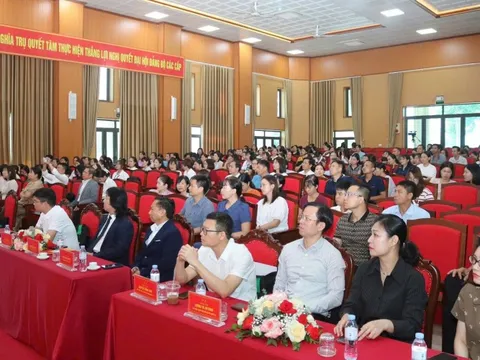 Nguyễn Hoàng đồng hành cùng phong trào "Bình dân học vụ dữ liệu"