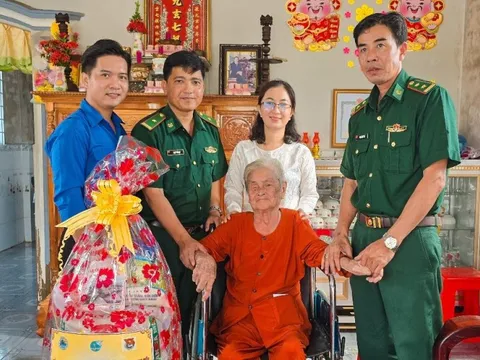 Sắc đỏ Tháng Tám – Lời Tri ân từ vùng biển cực Nam Tổ quốc