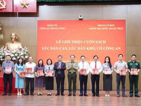 'Lúc dân cần, lúc dân khó, có Công an' - Ấn phẩm ý nghĩa, sâu sắc về lực lượng Công an nhân dân vì nước quên thân, vì dân phục vụ