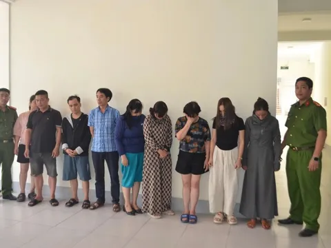 Bắt ổ nhóm làm "chuồng cọp", lắp camera quan sát để… đánh bạc